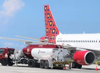 Mengisi BBM Avtur ke pesawat