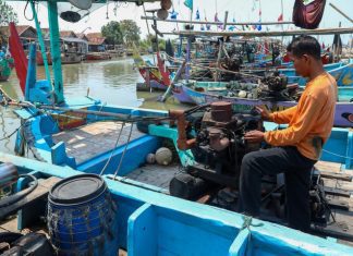 Nelayan memperbaiki jaring