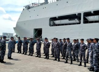 Personel KRI Makassar-590