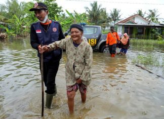 Petugas BPBD dan relawan