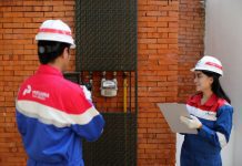 Petugas memeriksa jaringan gas di rumah pelanggan