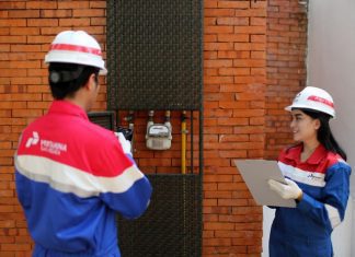 Petugas memeriksa jaringan gas di rumah pelanggan