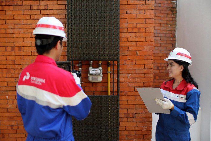 Petugas memeriksa jaringan gas di rumah pelanggan