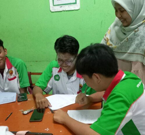 Salah satu kegiatan Bu Lingga saat mengajar siswa. (Dok Lingga)