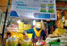 Seorang pedagang beras di Pasar Peterongan