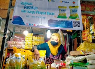 Seorang pedagang beras di Pasar Peterongan