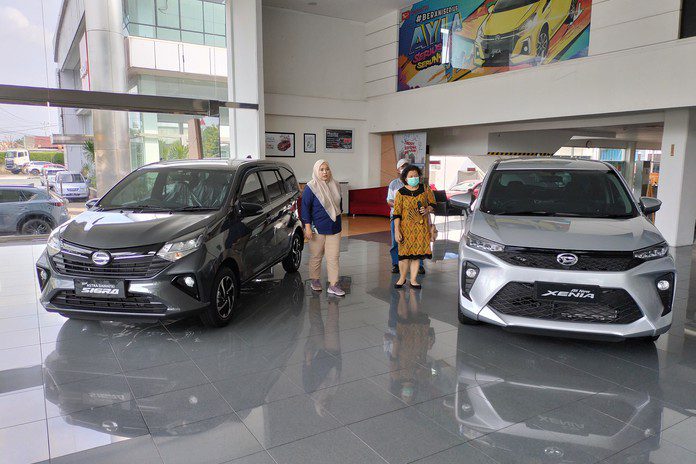 Seorang sales di Daihatsu Majapahit Seorang sales di Daihatsu Majapahit
