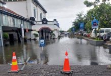 Stasiun Tawang Terendam Banjir.