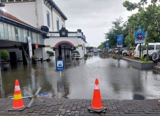 Stasiun Tawang Terendam Banjir.