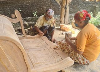 Dua pekerja furnitur di Jepara