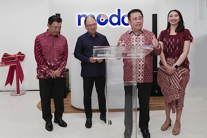 Foto 1 Presiden Direktur PT Astra International Tbk Djony Bunarto Tjondro (kedua kanan)