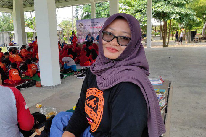 Khomsatun akrab dipanggil Mak Khom Khomsatun akrab dipanggil Mak Khom
