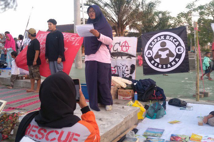 Mak Khom dengan aktivitas nglapak
