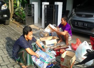 Partisipasi warga dalam mengumpulkan berbagai barang yang dapat di re-use, re-cycle