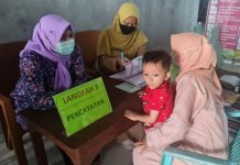 Pemeriksaan anak di posyandu desa