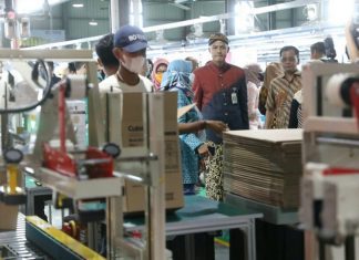 Sejumlah buruh tengah bekerja di pabrik