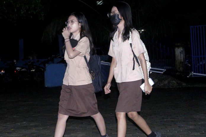 Berangkat sekolah sebelum jam 5 pagi Berangkat sekolah sebelum jam 5 pagi