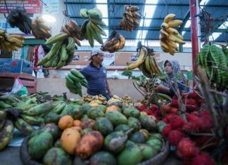 Pedagang buah di pasar