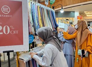 Pembeli sedang memilih hijab