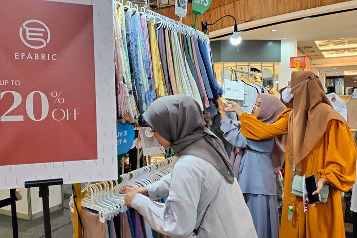 Pembeli sedang memilih hijab