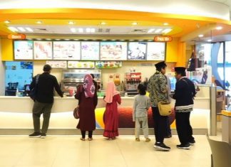 Pengunjung Bandara Ahmad Yani