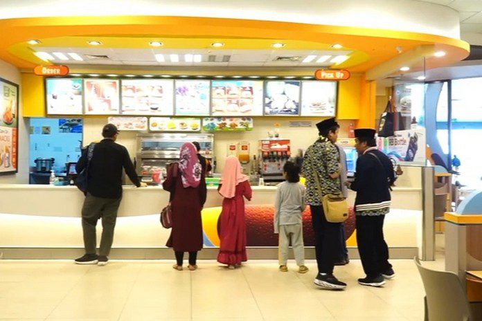 Pengunjung Bandara Ahmad Yani Pengunjung Bandara Ahmad Yani
