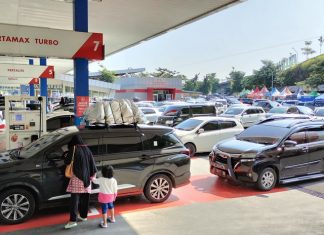 Antrean mobil di SPBU