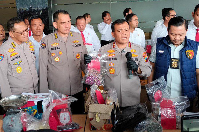 Barang bukti bahan pembuat petasan Barang bukti bahan pembuat petasan
