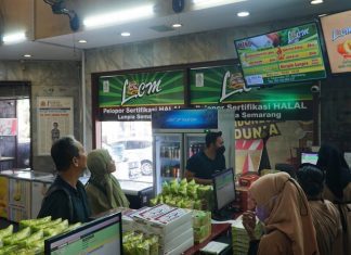 Membeli lunpia sebagai oleh-oleh