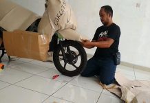 Membungkus motor yang akan dikirim