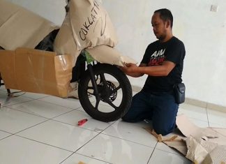 Membungkus motor yang akan dikirim