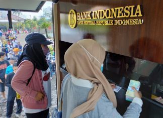 Menukar uang di mobil kas keliling