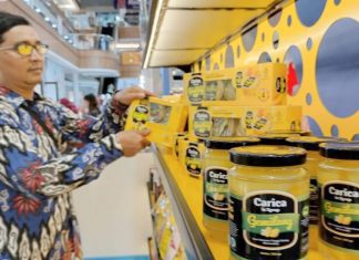 Seorang pedagang oleh-oleh carica