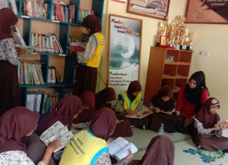 Anak-anak membaca di Perpusdes Simbangjati