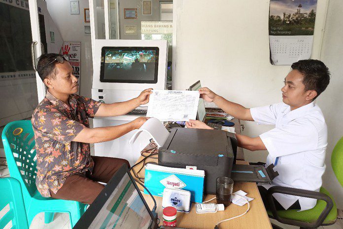 Mengurus administrasi di Desa