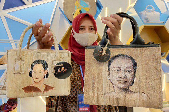 Lewat Tangan Yuli, Batang Pisang Jadi Tas Kerajinan Unik Nan Menarik