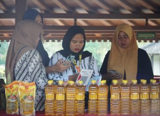 Pedagang di Pasar Seni Borobudur