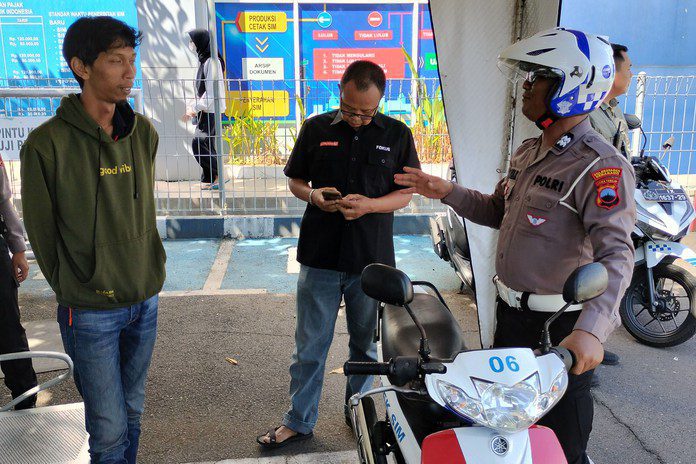 Pemohon SIM di Satpas Polrestabes Semarang Pemohon SIM di Satpas Polrestabes Semarang