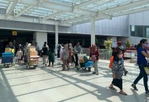 Penumpang turun dari pesawat