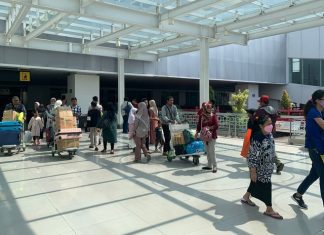 Penumpang turun dari pesawat