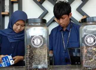 Dua pegawai Identix Coffee Semarang