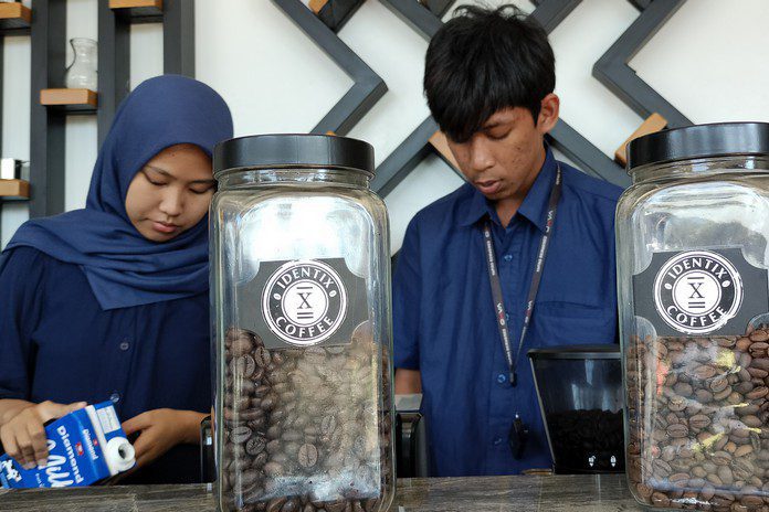 Dua pegawai Identix Coffee Semarang
