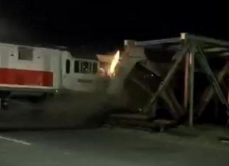 KA Brantas Jakarta-Blitar menabrak truk