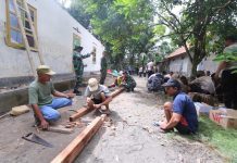 Rumah rusak akibat gempa