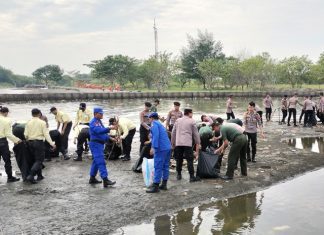 Sampah di kawasan Pantai Tirang