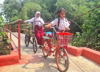 Sejumlah siswa berangkat sekolah