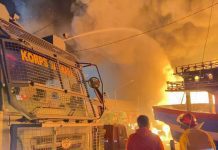 Upaya pemadaman api dari kapal yang terbakar