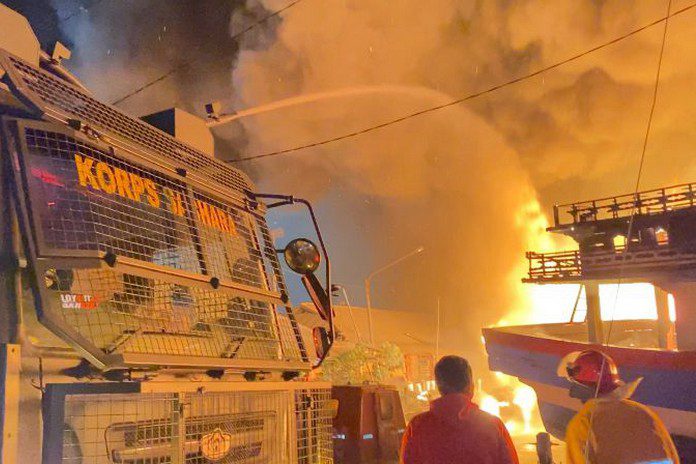 Upaya pemadaman api dari kapal yang terbakar Upaya pemadaman api dari kapal yang terbakar