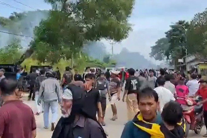 Aparat Menerobos Masuk Kampung Aparat Menerobos Masuk Kampung