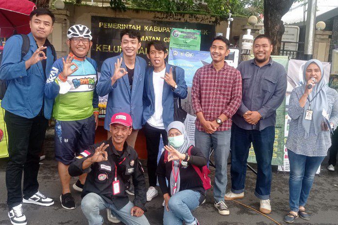 Muhammad Zanuar dan tim, saat launching Purwarupa Alat Deteksi Udara di Car Free Day Gresik, Jawa Timur. (Dok Zanuar)